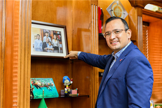 Rompe Marco Bonilla culto a la personalidad de los políticos | Sala de ...