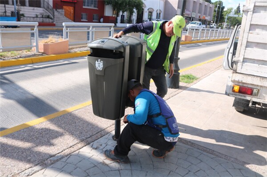 Repara personal del Gobierno Municipal cepos para la basura del Centro ...