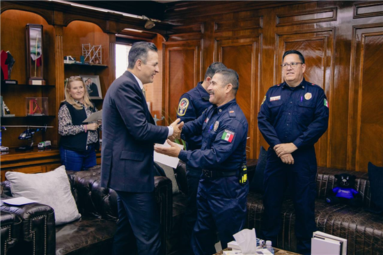 Entrega Alcalde bonos a bomberos en reconocimiento a su labor | Sala de ...